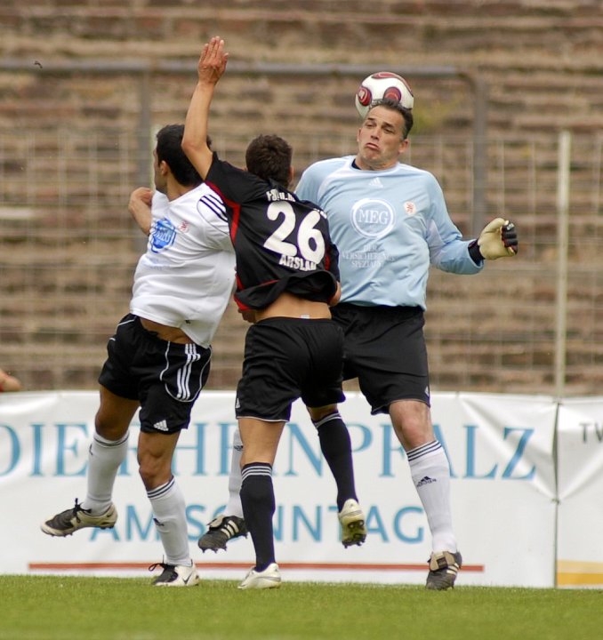 Oliver Adler (Torwart KSV Hessen Kassel) mit Kopfballeinsatz gegen Ercan Aslan