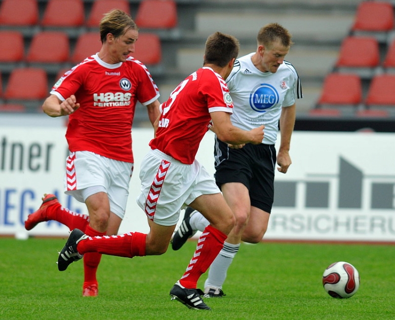 Zweikampf zwischen Thorsten Bauer (KSV Hessen Kassel) und David Solga (Wacker Burghausen) (M), Adnan Kudic (Wacker Burghausen) (L)
