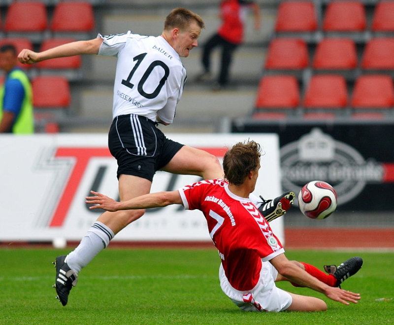 Zweikampf zwischen Thorsten Bauer (KSV Hessen Kassel) (L) gegen Daniel Rosin (Wacker Burghausen)
