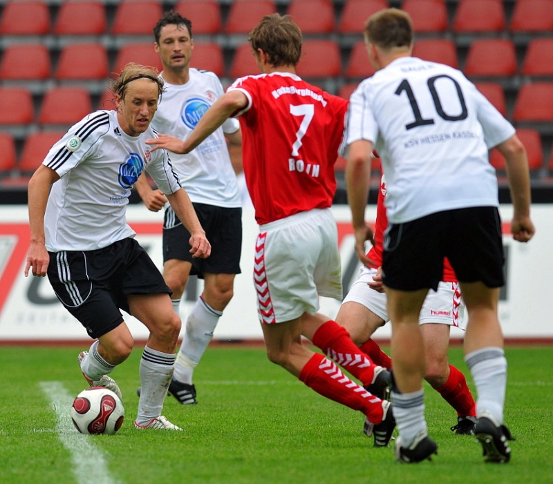 Daniel Beyer (KSV Hessen Kassel) (L) gegen Daniel Rosin (Wacker Burghausen) (M)
