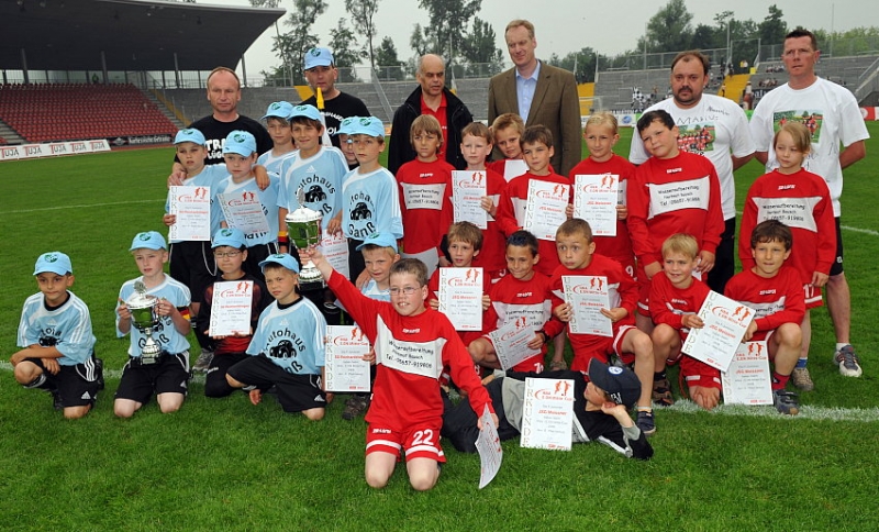 Siegerehrung des E.ON & HNA- Junior-Cup mit HNA- Geschäftsführer Harold Grönke und Eon-Mitte-Vorstand Wolf Hatje (hinten)