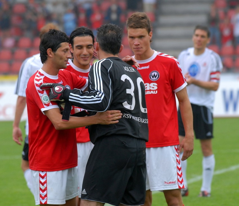 Oliver Adler (Torwart KSV Hessen Kassel) wird von den Spielern des  SV Wacker Burghausen verabschiedet