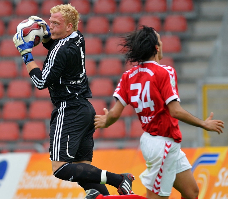 Alessandro Belleri (Wacker Burghausen) scheitert an Dennis Lamczyk (Torwart KSV Hessen Kassel)
