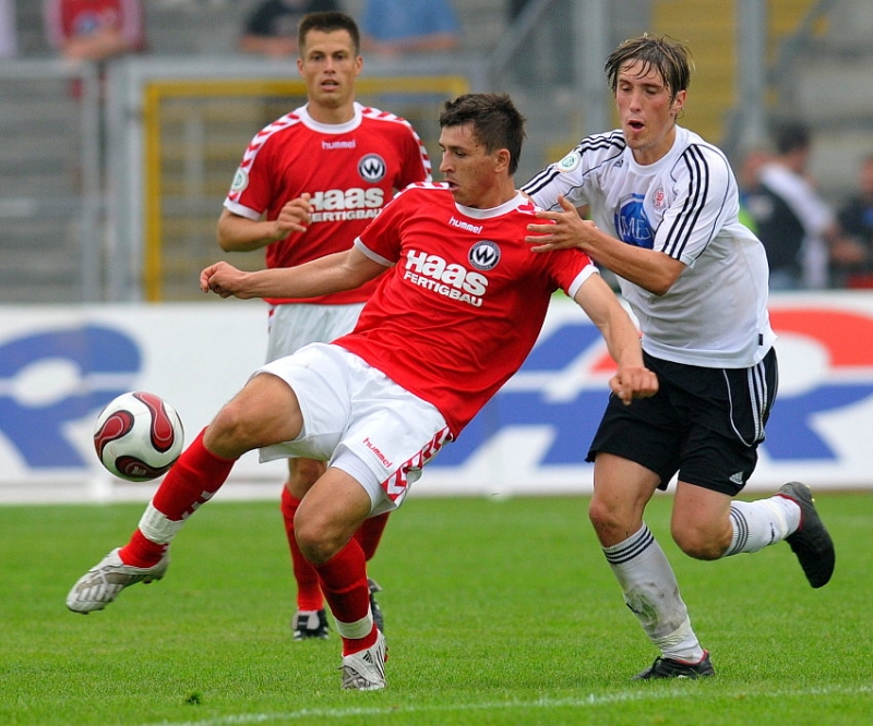 Zweikampf zwischen Jan Fießer (KSV Hessen Kassel) gegen Adnan Kudic (Wacker Burghausen) (L)
