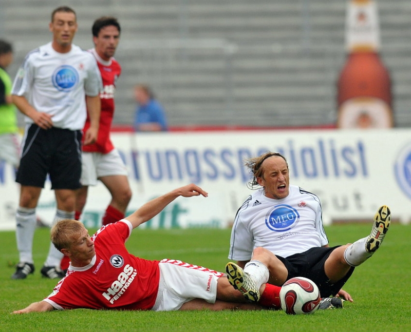 Kampf um den Ball Josef Lastovka (Wacker Burghausen) (L) gegen Daniel Beyer (KSV Hessen Kassel)
