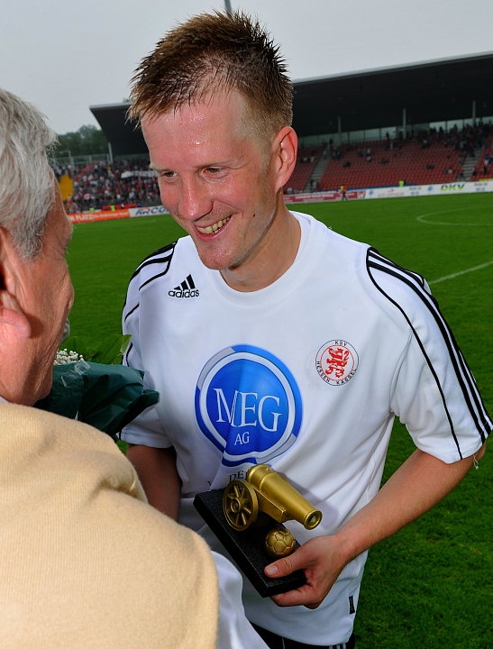 Thorsten Bauer (KSV Hessen Kassel) (R) erhält die Torjägerkanone der Regionalliga Süd  (Torschützenkönig)
