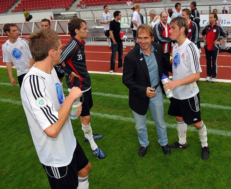 Saisonende Jens Rose (M) bedankt sich bei den Spielern, Jan Fießer (KSV Hessen Kassel), (R)