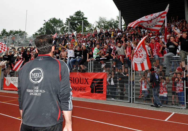 Oliver Adler (Torwart KSV Hessen Kassel) vor dem Fanblock