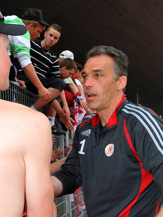 Oliver Adler (Torwart KSV Hessen Kassel) verabschiedet sich bei den Fans