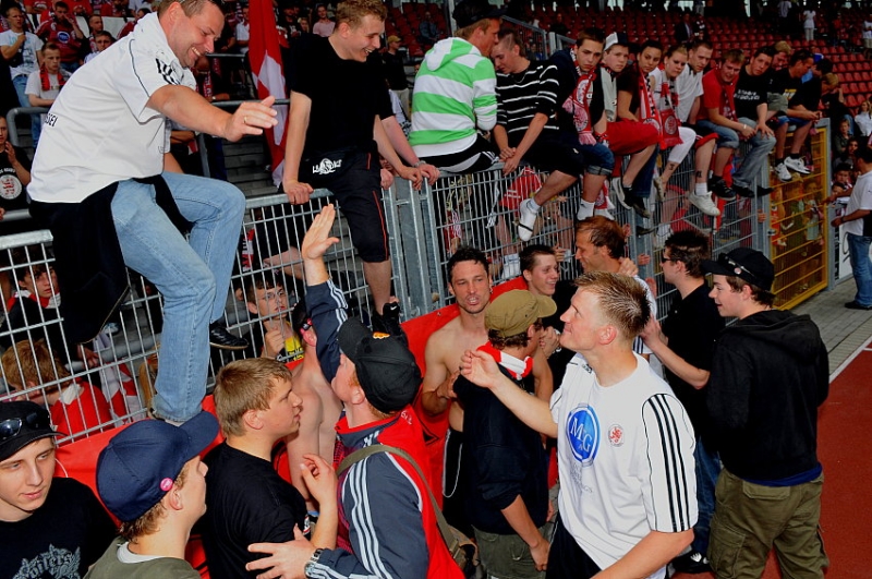 Thorsten Bauer (KSV Hessen Kassel) verabschiedet sich bei den Fans