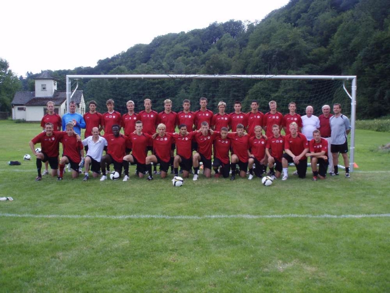 Karl Heinz Müller mit Mannschaft