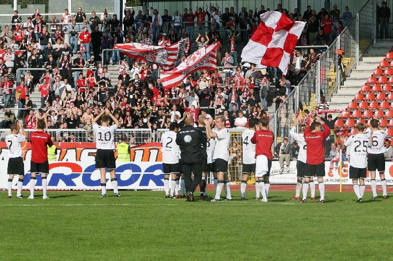 KSV Hessen - TSV Grossbardorf: Mannschaft in Fankurve