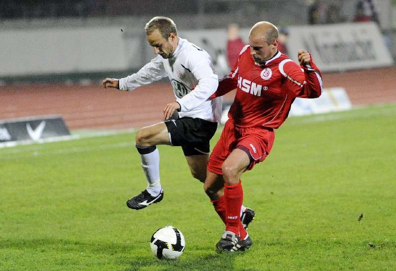 KSV Hessen - SC Pfullendorf: Rene Ochs (l) im Zweikampf