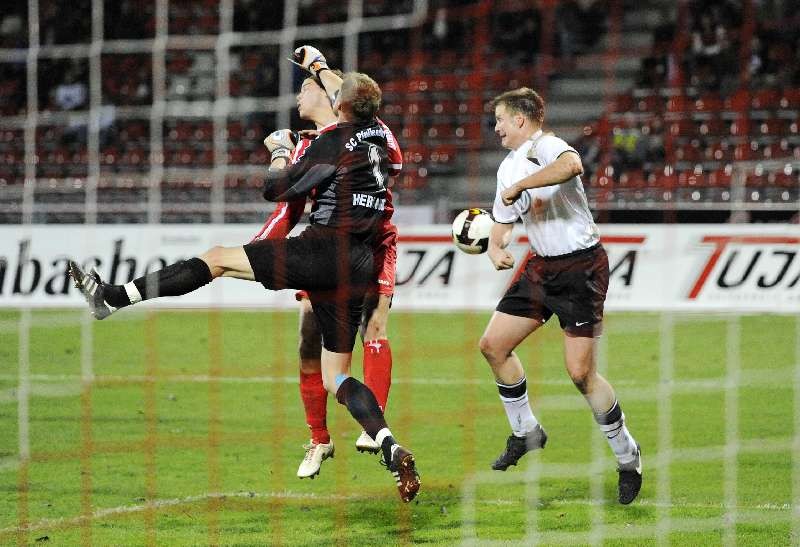 KSV Hessen - SC Pfullendorf: Blick hinter dem Tornetz - Thorsten Bauer (r)