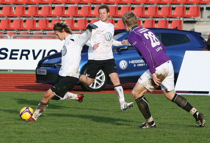 KSV Hessen - Eintracht Bamberg: Kevin Wölk (l) am Ball