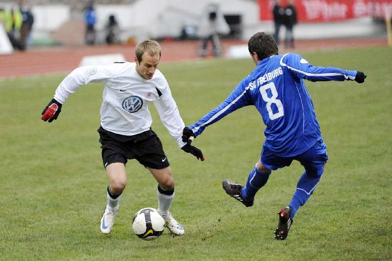 KSV Hessen - SC Freiburg II: Zweikampf Rene Ochs