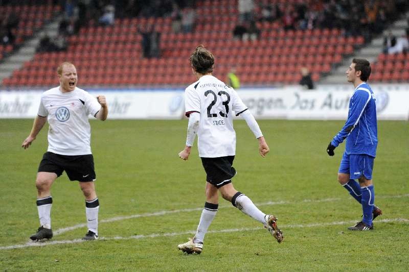 KSV Hessen - SC Freiburg II: Stadel, Busch jubelt (li)