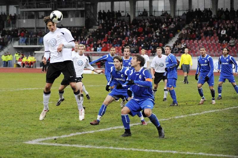 KSV Hessen - SC Freiburg II: Marcel Stadel beim Kopfball