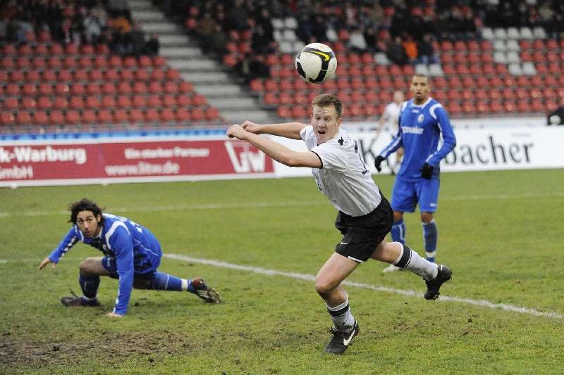 KSV Hessen - SC Freiburg II: Kopfball Thorsten Bauer