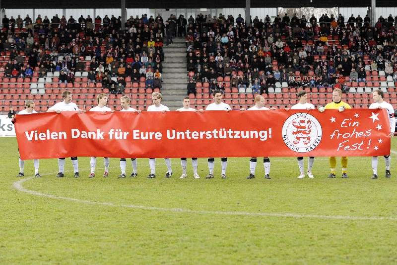 KSV Hessen - Greuther Fürth II: Vor dem Anpfiff - die Mannschaft bedankt sich für das Jahr