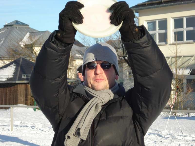 Trainer Mirko Dickhaut eröffent den Frisby-Mannschafts-Wettkampf im Schnee