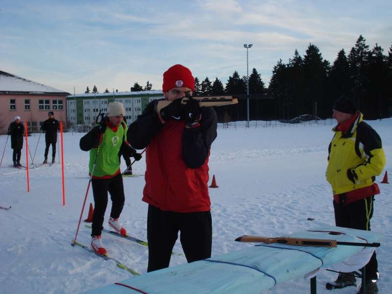 KSV-Kapitän Thorsten Schönewolf nimmt Maß. Rechts beobachtet der Oberhofer Biathlon-Organisator Stefan Fölsch 