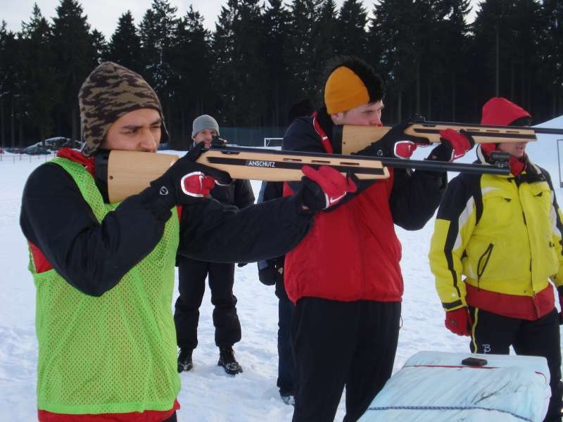 Yusuf Barak (L) im Duell mit Torhüter Tobias Wolf