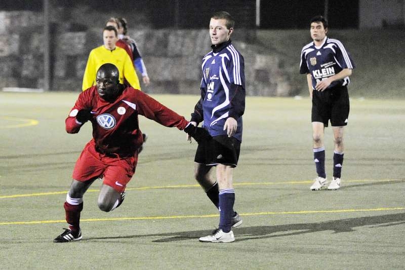 Mohammed Camara vor dem Ex-KSVer Martin Wirth (R)