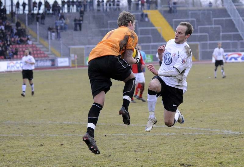 Eintracht-Keeper Jan Zimmermann vor dem heranstürmenden Rene Ochs, dem beim gleichen Resultat im Hinspiel das Last-Minute-Tor gelang