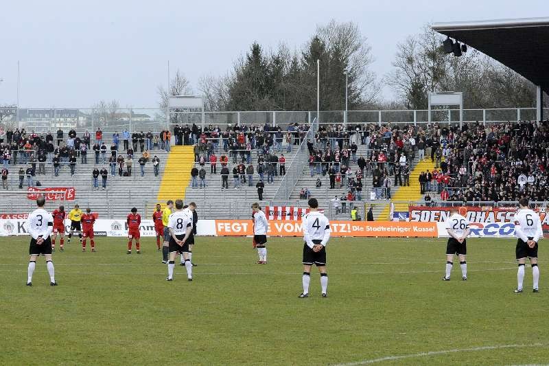 KSV Hessen - FC Heidenheim: Gedenkminute der Opfer des Amoklaufs von Winnenden