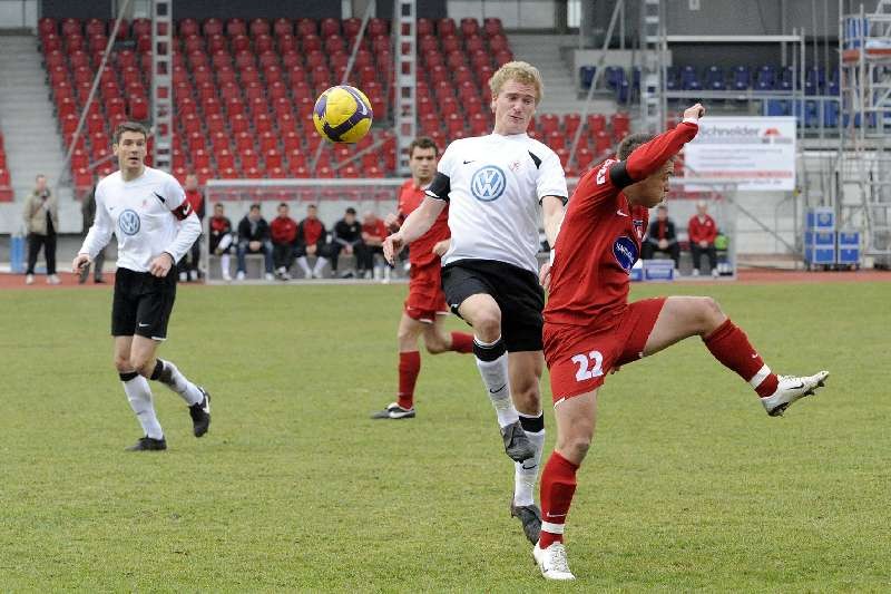 KSV Hessen - FC Heidenheim: Thorsten Schönewolf und Sebastian Gundelach