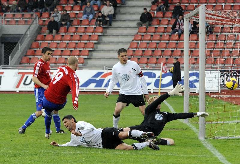 KSV Hessen - SpVgg Unterhaching II: Mentor Latifi, Thorsten Schönewolf und Dennis Lamczyk