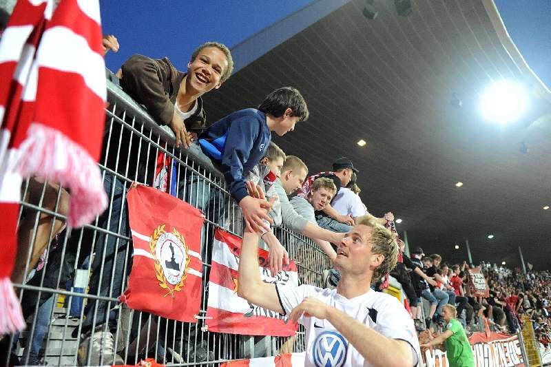 KSV Hessen - 1. FC Nürnberg II: Enrico Gaede bei den Fans