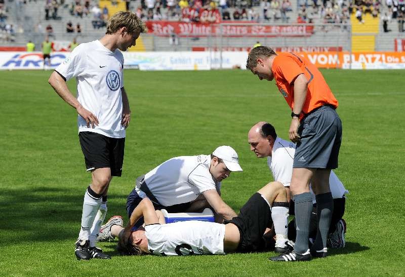 KSV Hessen - 1860 München II: Dennis Tornieporth wird verletzt behandelt