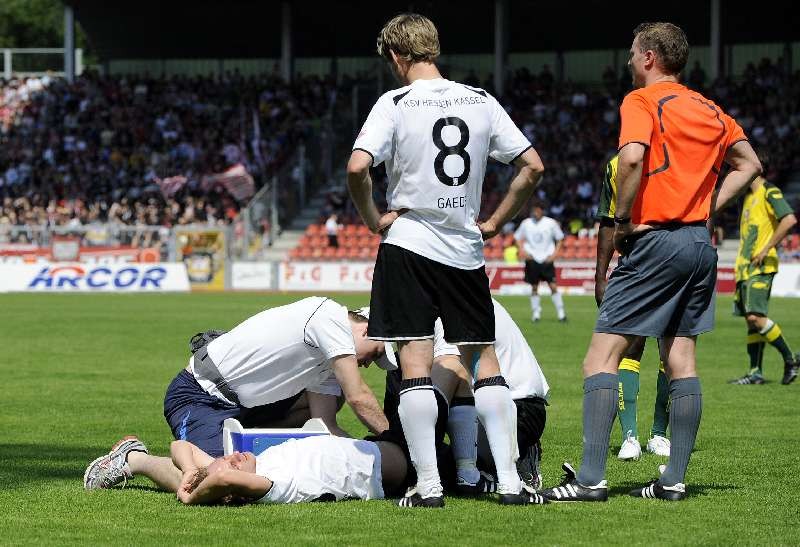 KSV Hessen - 1860 München II: Enrico Gaede schaut Behandlung von Dennis Tornieporth zu