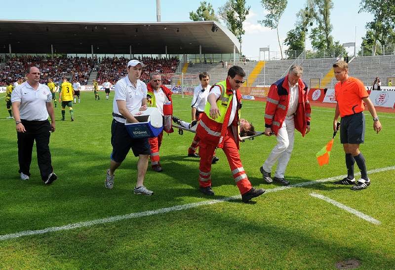 KSV Hessen - 1860 München II: Dennis Tornieporth wird auf Trage an den Spielrand getragen