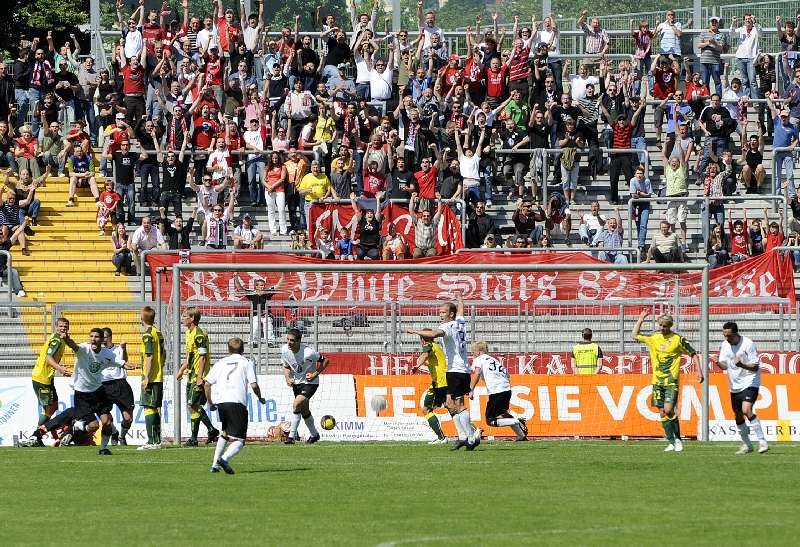 KSV Hessen - 1860 München II: Jubel der Mannschaft über Tor