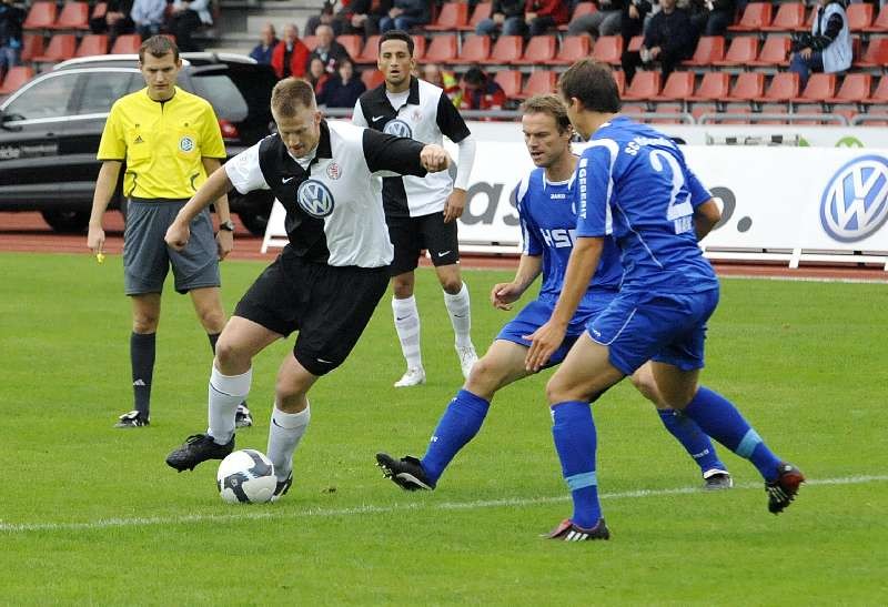 KSV Hessen - SC Pfullendorf: Thorsten Bauer am Ball