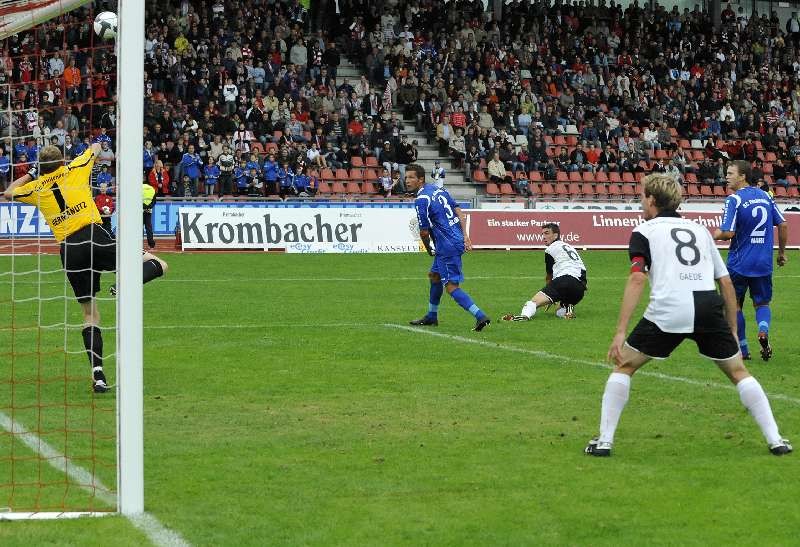 KSV Hessen - SC Pfullendorf: Schuss aufs Tor, Gaede im Vordergrund