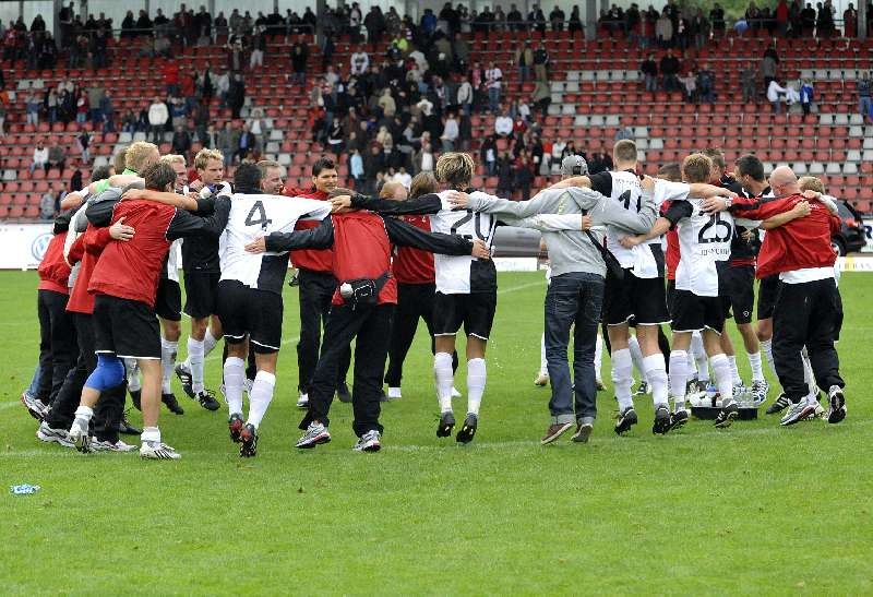 KSV Hessen - SC Pfullendorf: Mannschaftsjubel nach Abpfiff