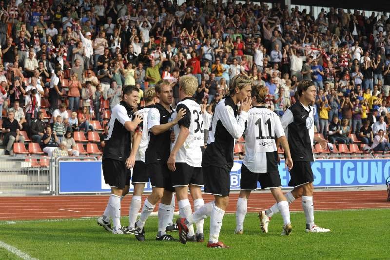 KSV Hessen - Eintracht Frankfurt II: Jubel der Mannschaft