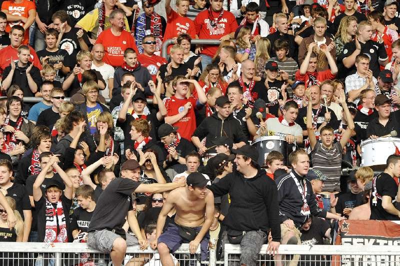 KSV Hessen - Eintracht Frankfurt II: Jubelnde Fans