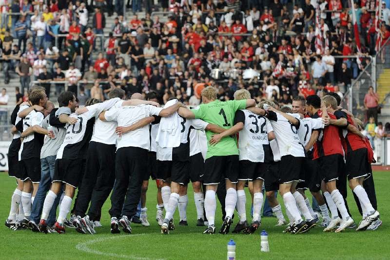 KSV Hessen - Eintracht Frankfurt II: Freude der Mannschaft über Sieg