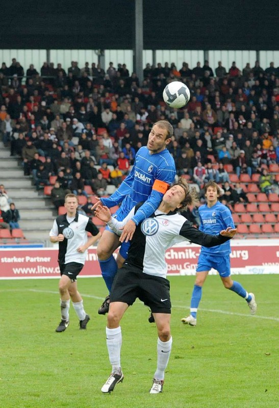 KSV Hessen - SC Freiburg II: Marcel Stadel, Thorsten Bauer im Hintergrund