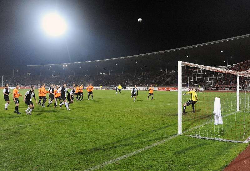 KSV Hessen - VfR Aalen: Getümmel vor dem Tor