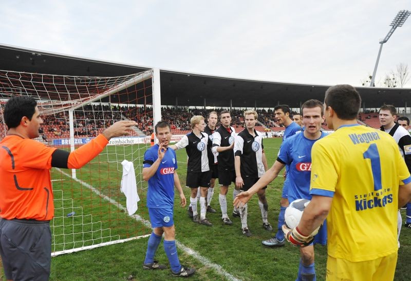 KSV Hessen - Stuttgarter Kickers: Szene vor dem Tor der Stuttgarter