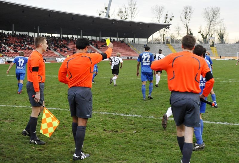 KSV Hessen - Stuttgarter Kickers: Schiedsrichter gibt gelbe Karte