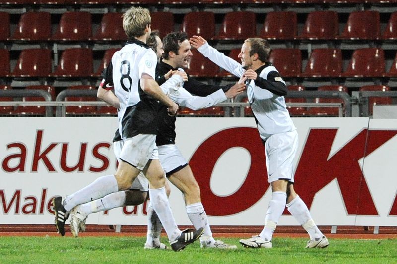 KSV Hessen - SpVgg Weiden: Jubel bei Enrico Gaede, Stefan Markolf, Markus Unger und Rene Ochs