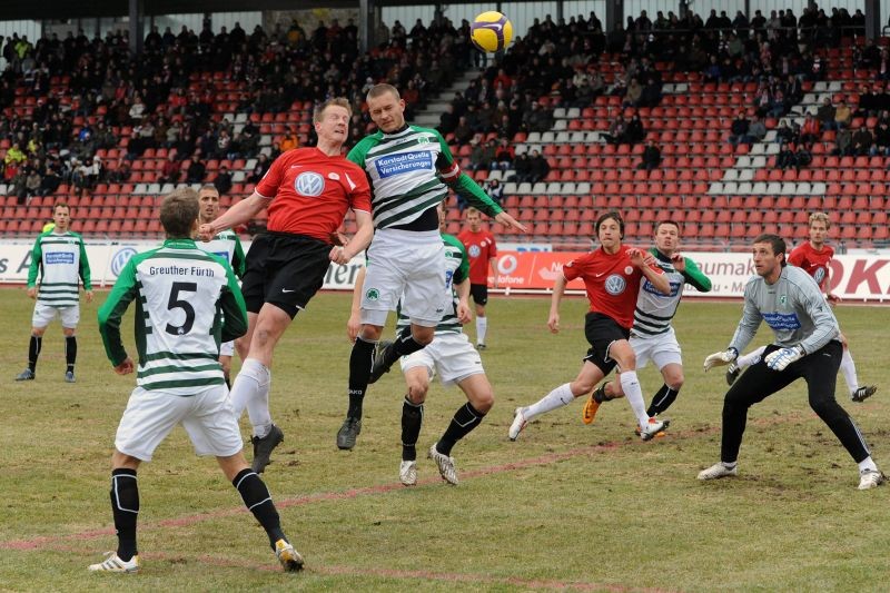 KSV Hessen - Greuther Fürth II: Bauer, Stadel, Gaede, Tornieporth im Hintergrund