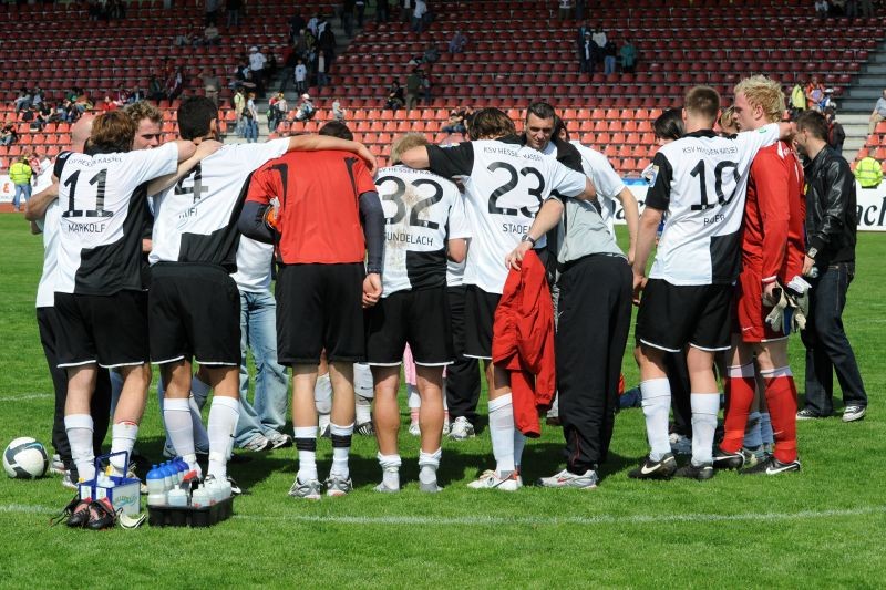 KSV Hessen - SV Wehen Wiesbaden II: Jubel der Mannschaft